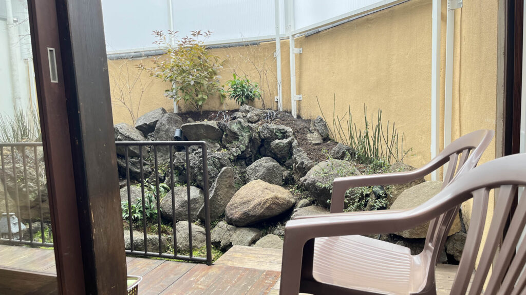 天神湯、外気浴、椅子、縁側