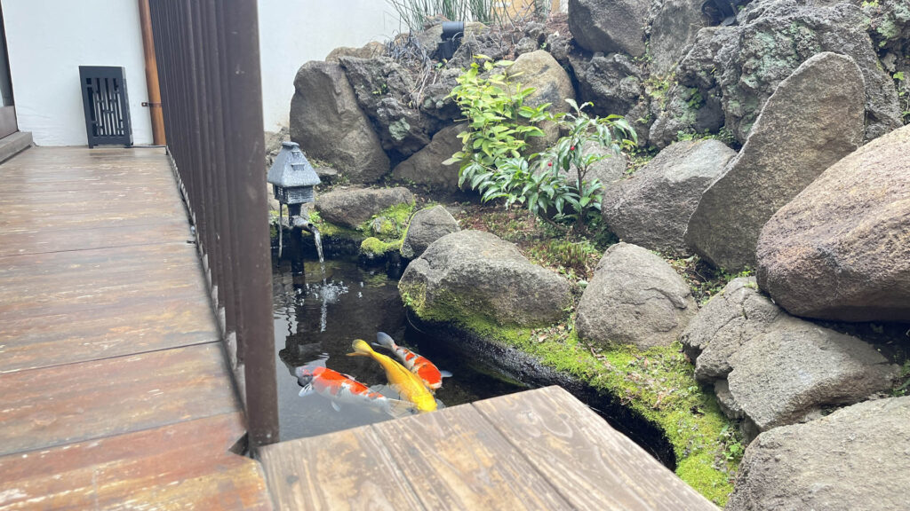 天神湯、外気浴、縁側、池